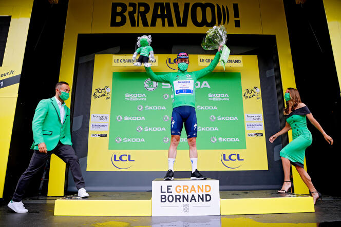 Le cycliste britannique Mark Cavendish sur le podium de la huitième étape du Tour de France, au Grand-Bornand, le 3 juillet.