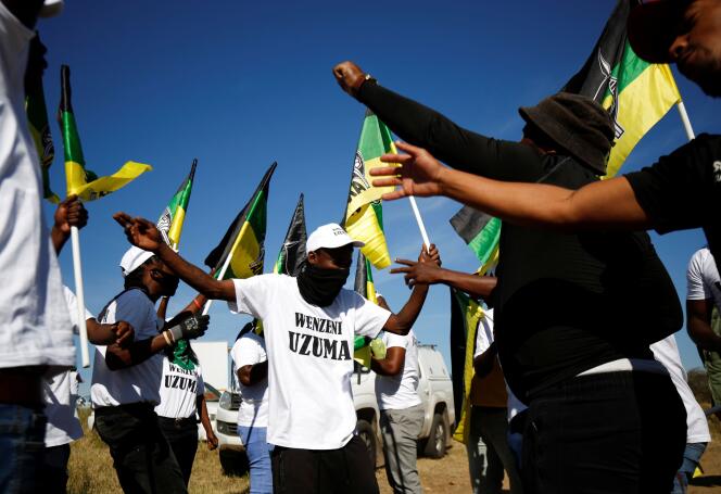 Des partisans de l’ancien président sud-africain Jacob Zuma, condamné à quinze mois de prison par la Cour constitutionnelle, chantent et dansent devant sa maison à Nkandla, en Afrique du Sud, le 2 juillet 2021.