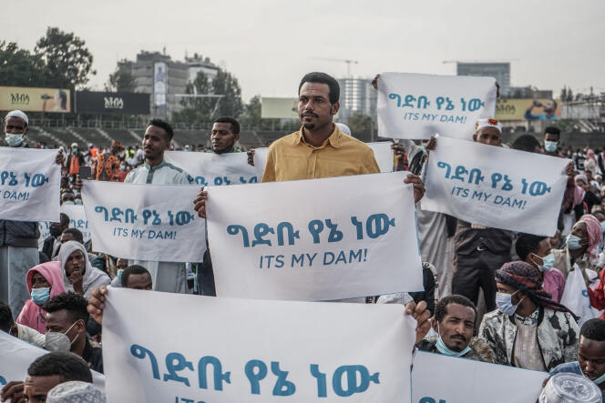 Des Ethiopiens expriment leur soutien au barrage de la Renaissance, à Addis-Abeba, le 13 mai 2021.