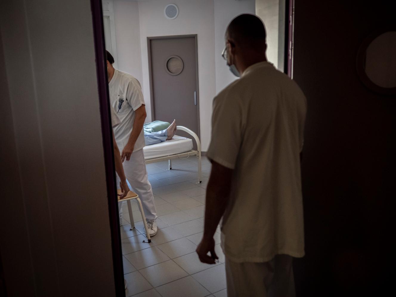 Distribution des repas, certains patients mangent seul dans leur chambre de l’unité pour malades difficiles (UMD) de l’hôpital psychiatrique de Montfavet-Avignon.