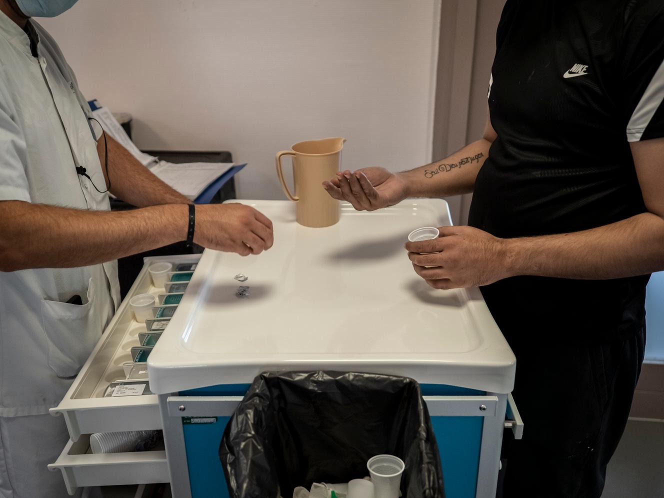 Reportage dans l’unite pour malade difficile (UMD) de l’hôpital psychiatrique de Montfavet-Avignon
Distribution des traitements avant le déjeuner