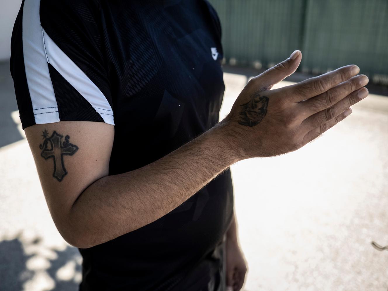 Un patient, dans la cour du « Secteur 1 » de l’unité pour malades difficiles (UMD) du centre hospitalier Montfavet-Avignon. « Ne rien faire, c’est déjà faire quelque chose avec eux », dit Kevin, infirmier.