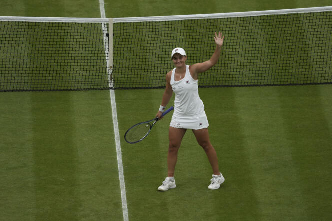 L’Australienne Ashleigh Barty, après sa victoire en quart de finale à Wimbledon, face à sa compatriote Ajla Tomljanovic, mardi 6 juillet.