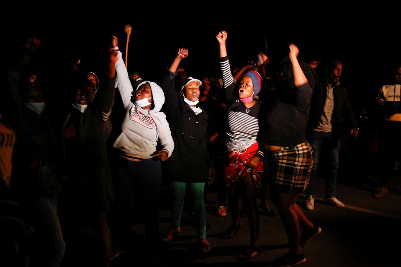 Des soutiens de Jacob Zuma rassemblés devant son domicile à Nkandla, en Afrique du Sud, mercredi 7 juillet.