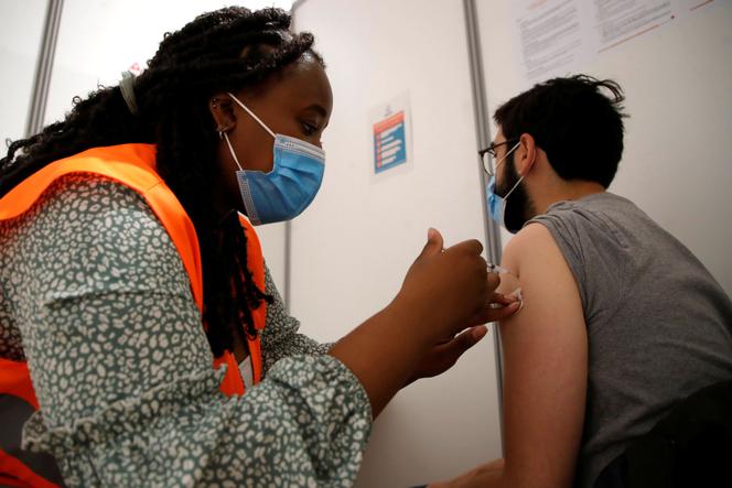 Un patient se fait vacciner contre le coronavirus, à Paris, le 7 juillet 2021.