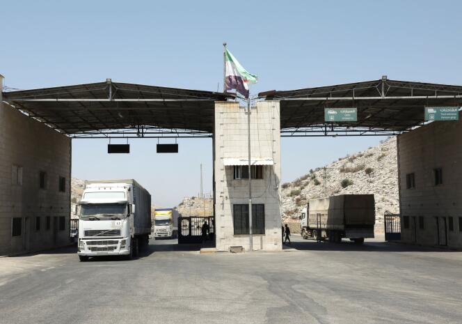Des camions se croisent à Bab-Al-Hawa, à la frontière entre la Syrie et la Turquie, seul point de passage autorisé pour l’aide humanitaire, le 30 juin 2021.