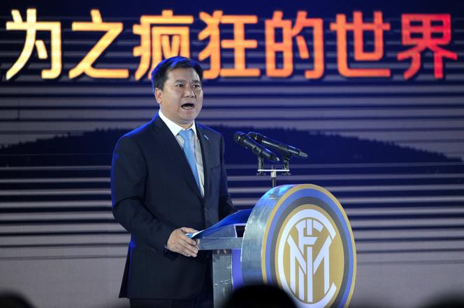 Zhang Jindong, fondateur du groupe, lors d’une conférence de presse au moment du rachat de l’Inter de Milan en juin 2016.