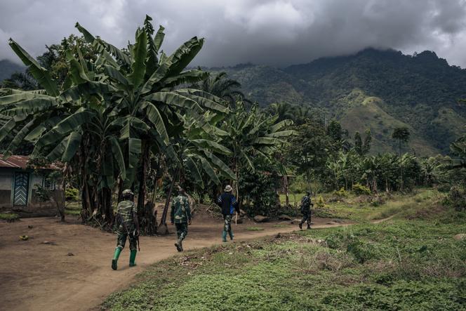 Des soldats congolais patrouillent dans le village de Mwenda, cible d’une attaque des Forces démocratiques alliées (ADF), le 23 mai 2021.