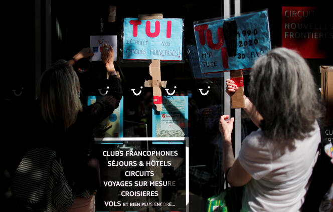 Des employés de TUI manifestent devant le siège du voyagiste en France contre les suppressions d’emplois et les fermetures de sites, à Levallois-Perret, le 7 juillet 2020.