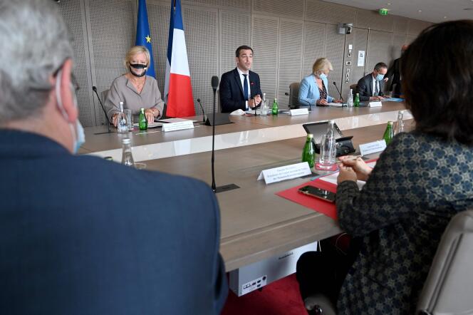 Le ministre de la santé, Olivier Véran, lors d’une réunion sur la vaccination des soignants, le 7 juillet 2021 à Paris.