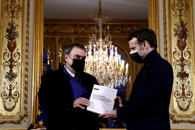 L’historien Benjamin Stora (à gauche) remet son rapport sur les questions mémorielles portant sur la colonisation et la guerre d’Algérie à Emmanuel Macron, au palais de l’Elysée, le 20 janvier 2021.