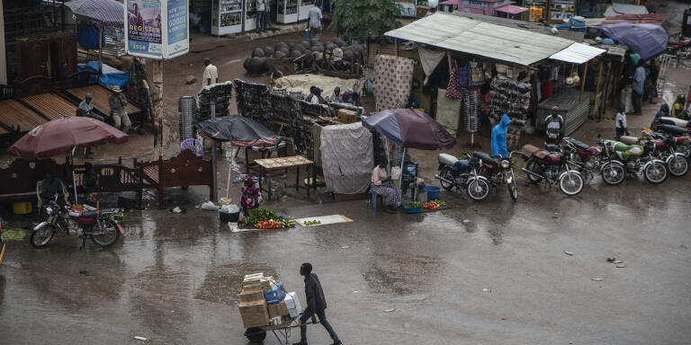 Konyo Konyo signifie « encombré » ou « mêlé » en arabe de Juba. C'est le marché principal de Juba, où des milliers d'habitants achètent leurs provisions quotidiennes de nourriture, vêtements, ustensiles de cuisine et bien d'autres articles dans une atmosphère bruyante et agitée.