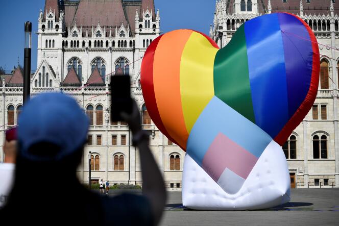 La Hongrie a adopté, en juin 2021, une loi interdisant « la représentation ou la promotion » de l’homosexualité et du changement de sexe auprès des mineurs.