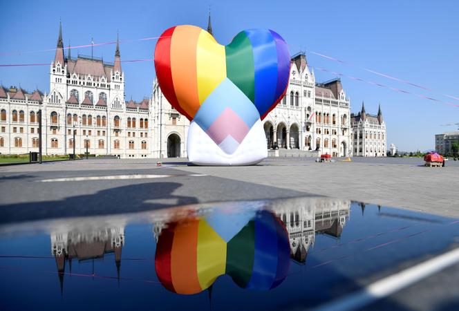 Globo con forma de corazón de arco iris colocado frente al Parlamento húngaro en Budapest como parte de una operación montada por miembros de Amnistía Internacional y la ONG Hatter, activista por los derechos de las personas LGBT, el 8 de julio de 2021.