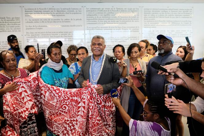 Louis Mapou célèbre son élection comme chef du gouvernement collégial de Nouvelle-Calédonie, à Nouméa, le 8 juillet.