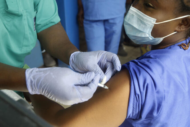 Un soignant reçoit une dose du vaccin d’AstraZeneca, dans le cadre de l’initiative mondiale Covax, à l’hôpital Yaba Mainland de Lagos, au Nigeria, le 12 mars 2021.