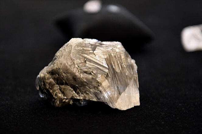 Le diamant de 1 174 carats exposé à Gaborone, la capitale du Botswana, le 7 juillet 2021.