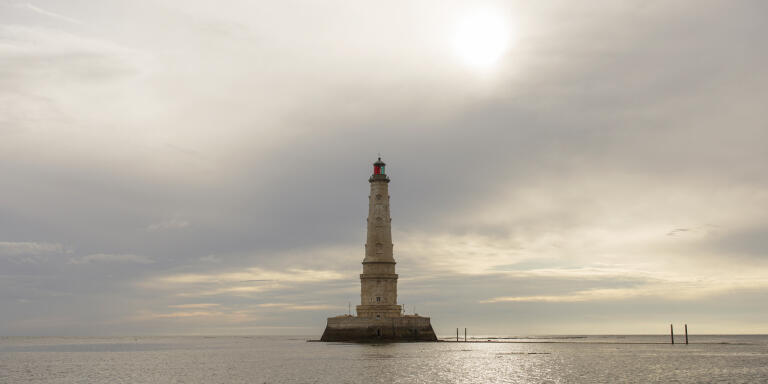 Le Verdon sur mer, vendredi 02 Juillet 2021. SUR LA PHOTO: Vue sur le phare à marée montante.

Le phare de Cordouan est situé en mer à 7km de l'embouchure de la Gironde. En service depuis 1611, il est le dernier phrare français à accueillir toute l'année des gardiens.  Surnommé le « roi des phares », il sera classé au patrimoine mondial de l'UNESCO en Juillet 2021.