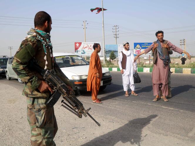 Un soldat de l’armée afghane fouille un homme à un poste-frontière dans la province de Herat, le 9 juillet 2021.
