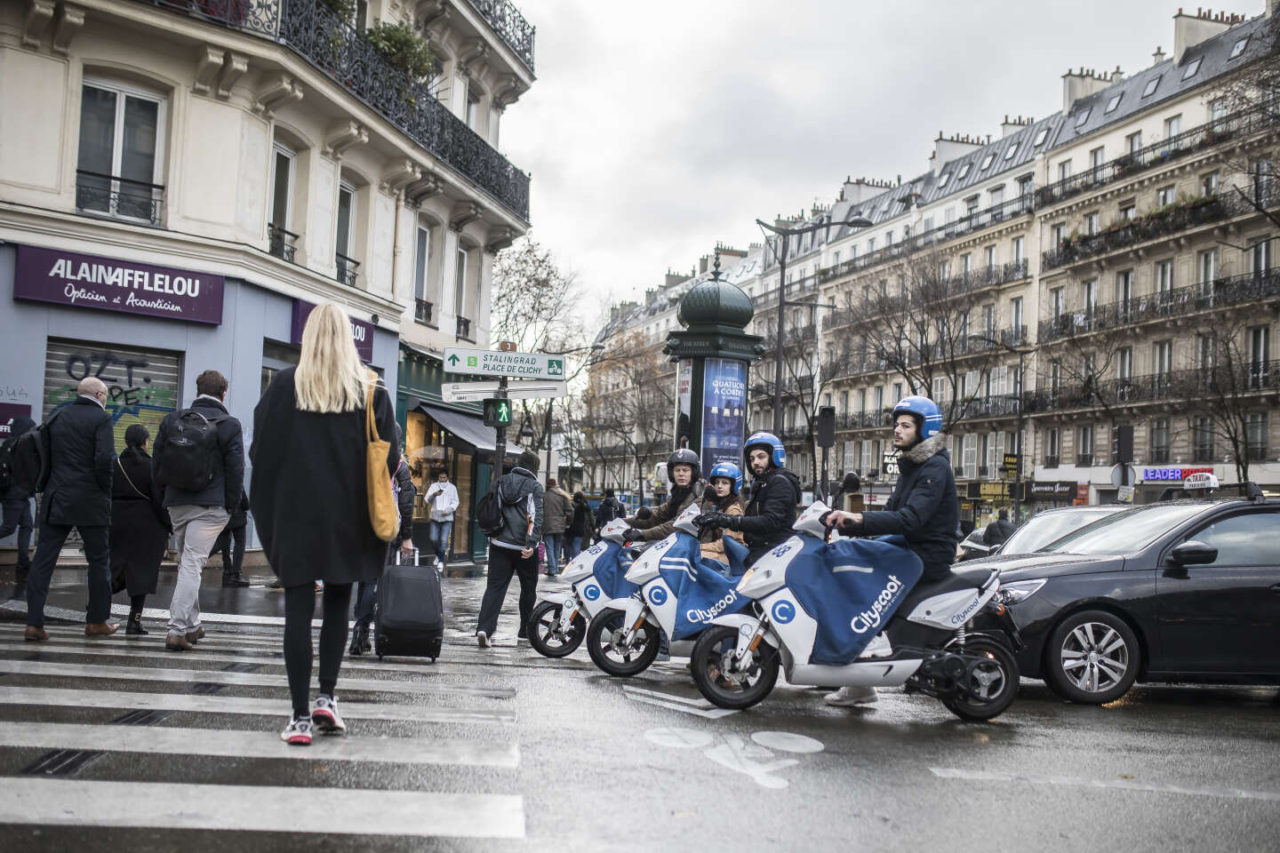 A Paris, on se bouscule pour louer des scooters