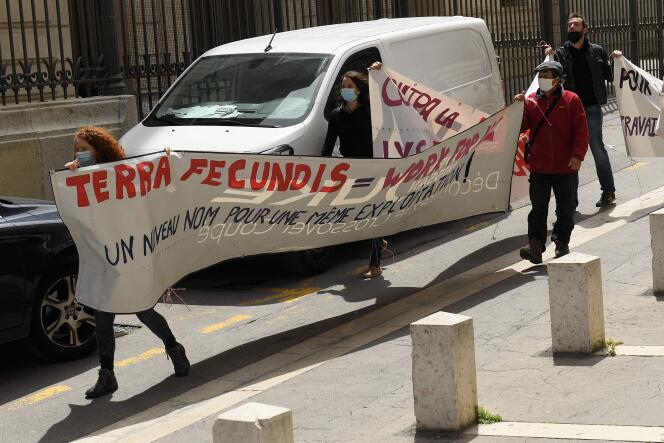 Des manifestants brandissent une banderole devant le tribunal de commerce de Marseille au premier jour du procès de l’entreprise espagnole de travail temporaire Terra Fecundis,  le 17 mai 2021.