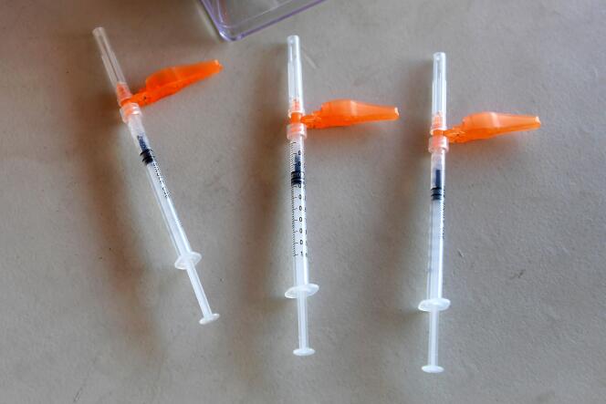 Strzykawki zawierające szczepionkę Pfizer Covid-19 w Los Angeles, Kalifornia, 9 lipca 2021 r.