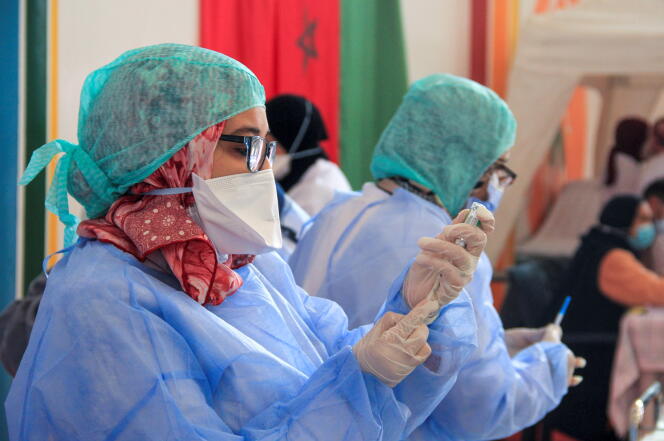 Des infirmières préparent des injections de vaccin à Salé, le 29 janvier 2021.