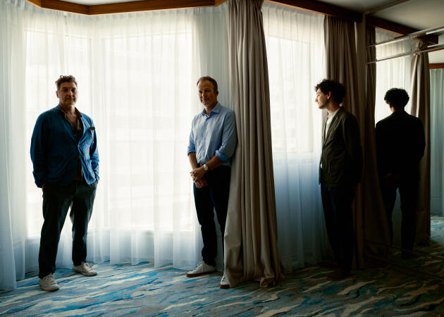 Le réalisateur Tom McCarthy entouré des scénaristes et Thomas Bidegain et Noé Debré, à l’hôtel JW Marriott, à Cannes, le 9 juillet 2021.