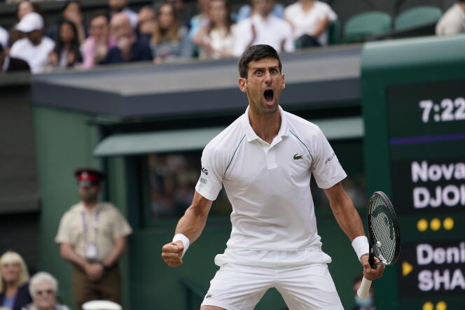 Le Serbe Novak Djokovic après avoir remporté un point contre le Canadien Denis Shapovalov lors du match de demi-finale de Wimbledon, à Londres, vendredi 9 juillet 2021.