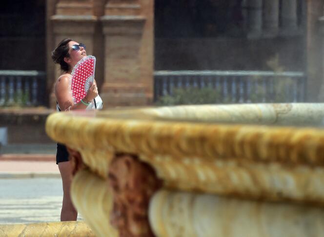 Une femme tente de se rafraîchir près d’une fontaine à Séville (Andalousie), le 10 juillet 2021.