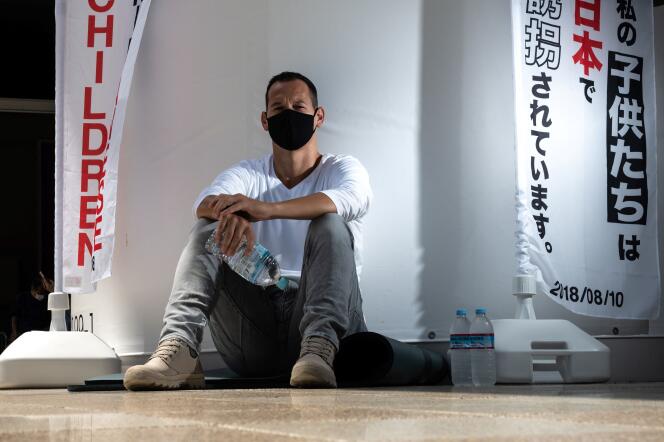 Le Français Vincent Fichot, dont les deux enfants ont été « enlevés » par leur mère japonaise, a débuté une grève de la faim devant la gare de Sendagaya, à Tokyo, le 10 juillet 2021.