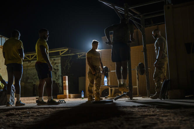 Des soldats français de l’opération « Barkhane » font de l’exercice physique à la base de Gao, au Mali, le 8 juin 2021.