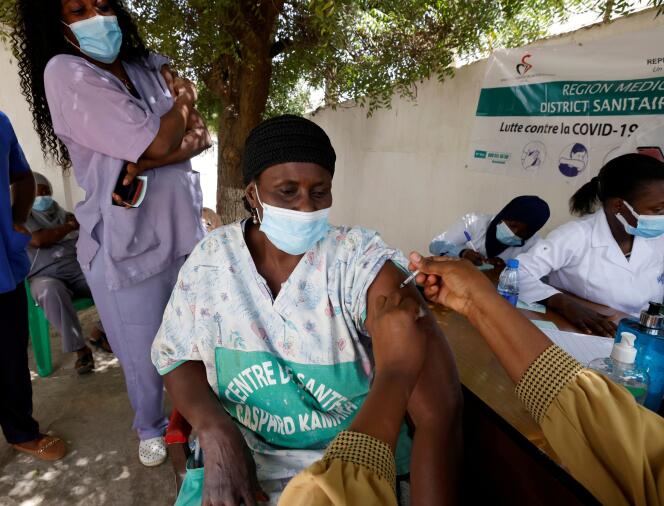 Une soignante reçoit une dose de vaccin contre le Covid-19 à Dakar (Sénégal), en février 2021.