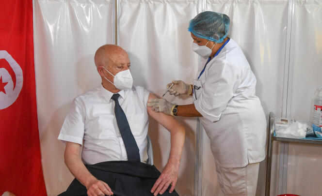 Le président tunisien, Kaïs Saïed, se fait vacciner contre le Covid-19 à Tunis, le 12 juillet 2021.