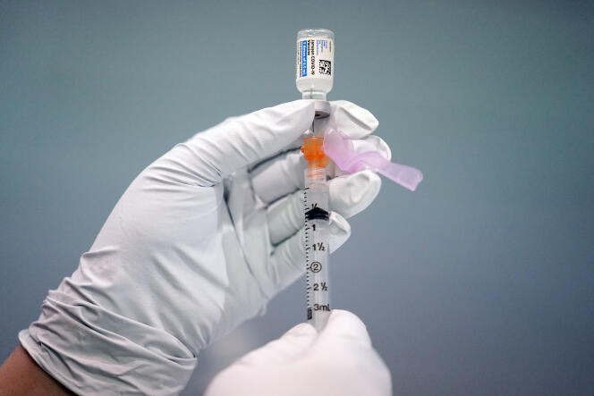 Préparation d’une dose du vaccin de Johnson & Johnson dans un centre de Philadelphie (Pennsylvanie), le 26 mars 2021.