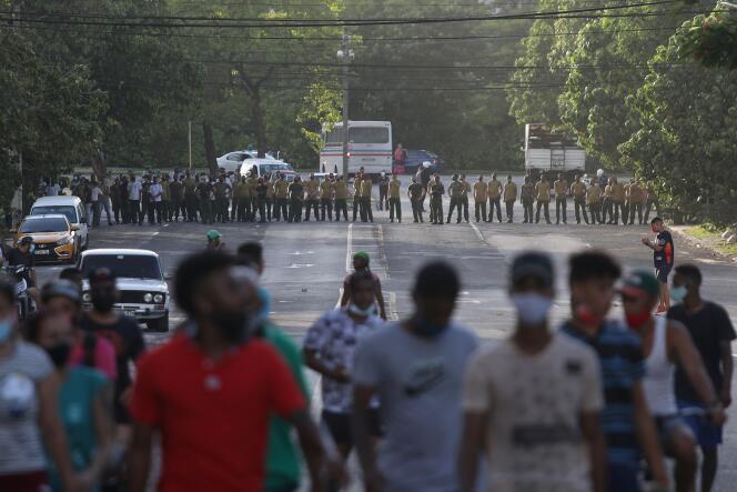 Des manifestants s’éloignent des soldats de l’armée qui bloquent une route, lors d’une manifestation, dans le contexte de l’épidémie de coronavirus, à La Havane, le 11 juillet 2021.
