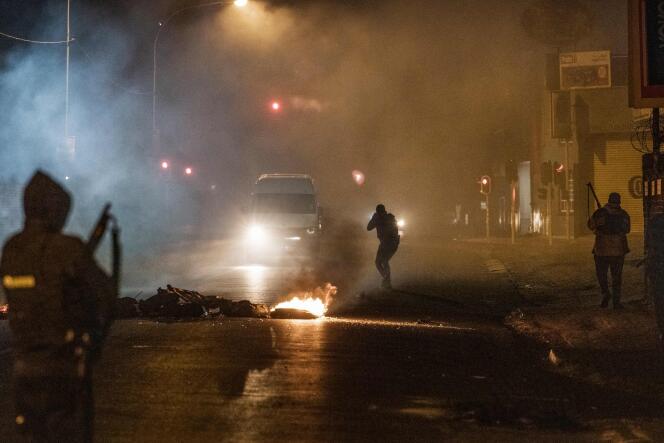 Clashes between police and rioters, in Jeppestown, a suburb of Johannesburg (South Africa), on 12 July 2021.