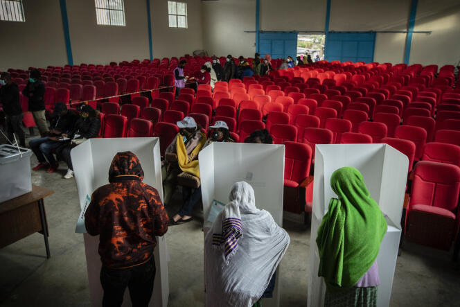 Des Ethiopiens votent lors des élections générales à Addis-Abeba, le 21 juin 2021.