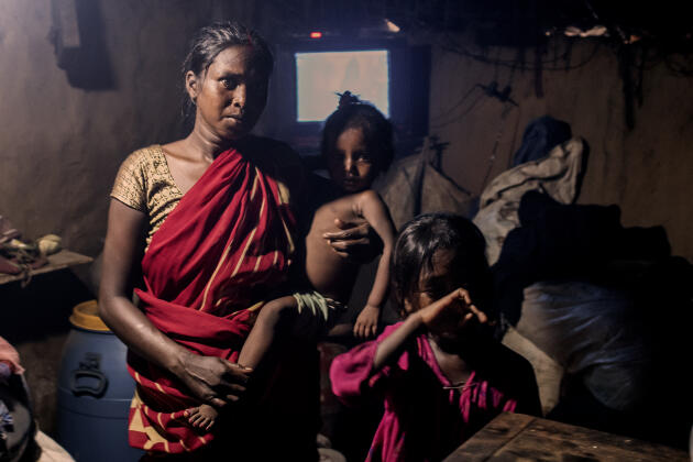 Reshmi Devi et ses enfants, près de Sikandarpur, dans le district de Patna (Bihar), le 6 juillet 2021.