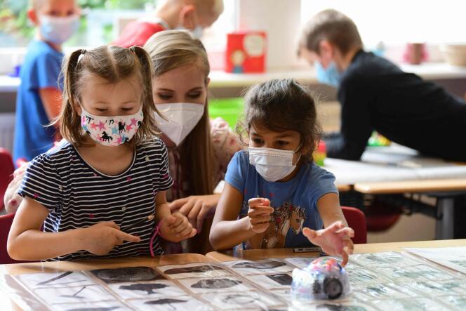 Des élèves portent des masques, lors de classes d’été, dans une école primaire, à Beckum (Allemagne), le 6 juillet 2021.