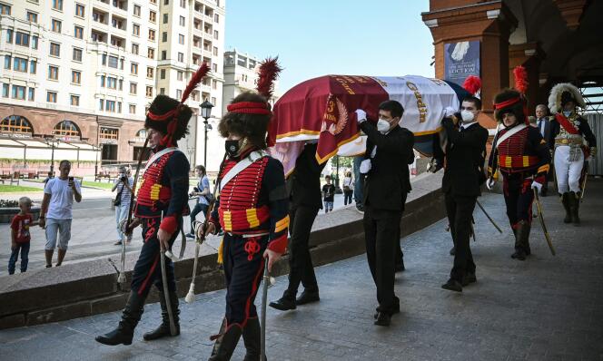 Des membres d’un club historique et des proches du général français Charles Etienne Gudin portent son cercueil lors d’une cérémonie de transfert de sa dépuille de Russie en France, à Moscou, le 20 juin 2021.