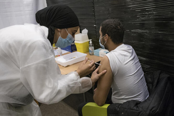 Un patient se fait injecter une dose de vaccin Pfizer-BioNTech au centre de vaccination de Versailles, le 13 juillet 2021.