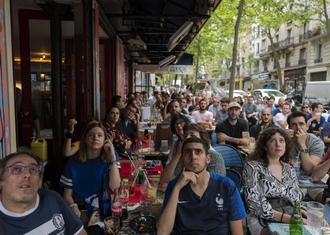 Des supporteurs regardent le match de football de l’Euro entre la France et la Hongrie, à la terrasse d’un café parisien, le 19 juin 2021.