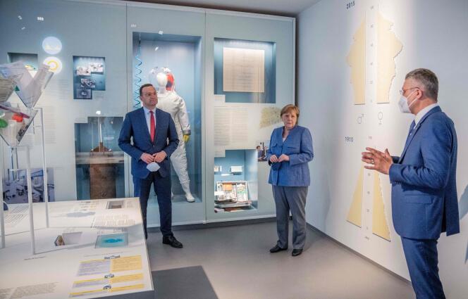 La chancelière allemande, Angela Merkel, et le ministre de la santé, Jens Spahn, écoutent Lothar Wieler, le président de l’Institut de veille sanitaire Robert-Koch à Berlin, le 13 juillet 2021.