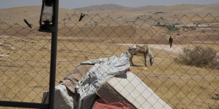 Humsa al Baqai'a, vallée du Jourdain, Cisjordanie, le 11 juillet 2021.

Après avoir vu leurs installations détruites à plusieurs reprises cette année, au moins 70 palestiniens, dont 35 enfants, des familles de bergers, ont du trouver refuge dans des tentes installées avec l'aide d'organisations humanitaires.

Les tentes ne disposent ni d'eau courante ni d'électricité. Des matelas entreposés dehors servent à ceux qui n'ont pas la place à l'intérieur des tentes pour dormir la nuit.

Photo Laurent Van der Stockt pour Le Monde


