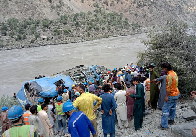 Des habitants et des secouristes rassemblés sur les lieux de l’accident de bus, dans la province pakistanaise de Khyber Pakhtunkhwa, mercredi 14 juillet 2021.