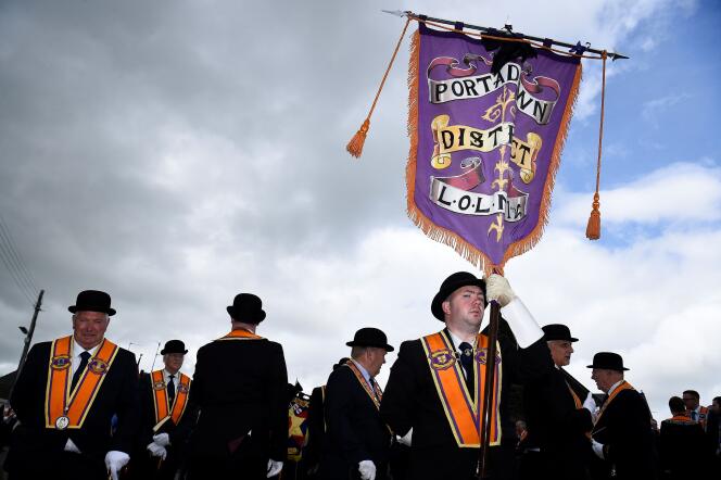 Des loyalistes défilent à Portadown, en Irlande du Nord, le 4 juillet 2021.