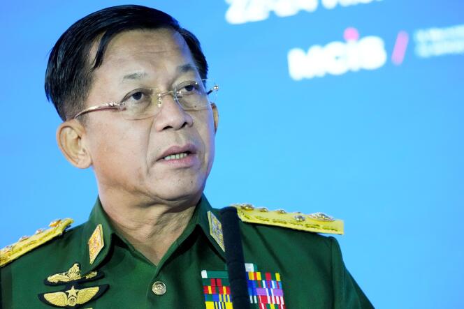 Le chef de la junte, le général Min Aung Hlaing, livre un discours à Moscou, en Russie, le 23 juin 2021.