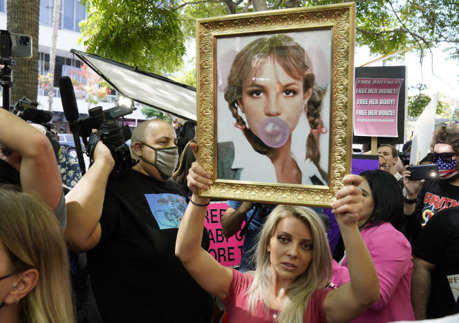 Une fan de Britney Spears tient un portrait de la chanteuse devant le tribunal Stanley Mosk de Los Angeles, le 14 juillet 2021.