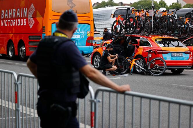 In 2021, the Bahrain Victorious team had already been raided during a stage in Pau.